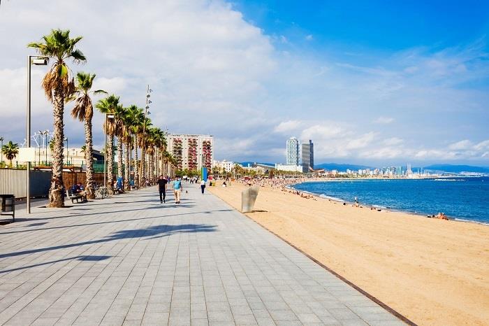 Nuevos pasaportes de vacunas permiten viajar a Europa este verano, pero solo para aquellos que tengan la suerte de recibir las dosis.