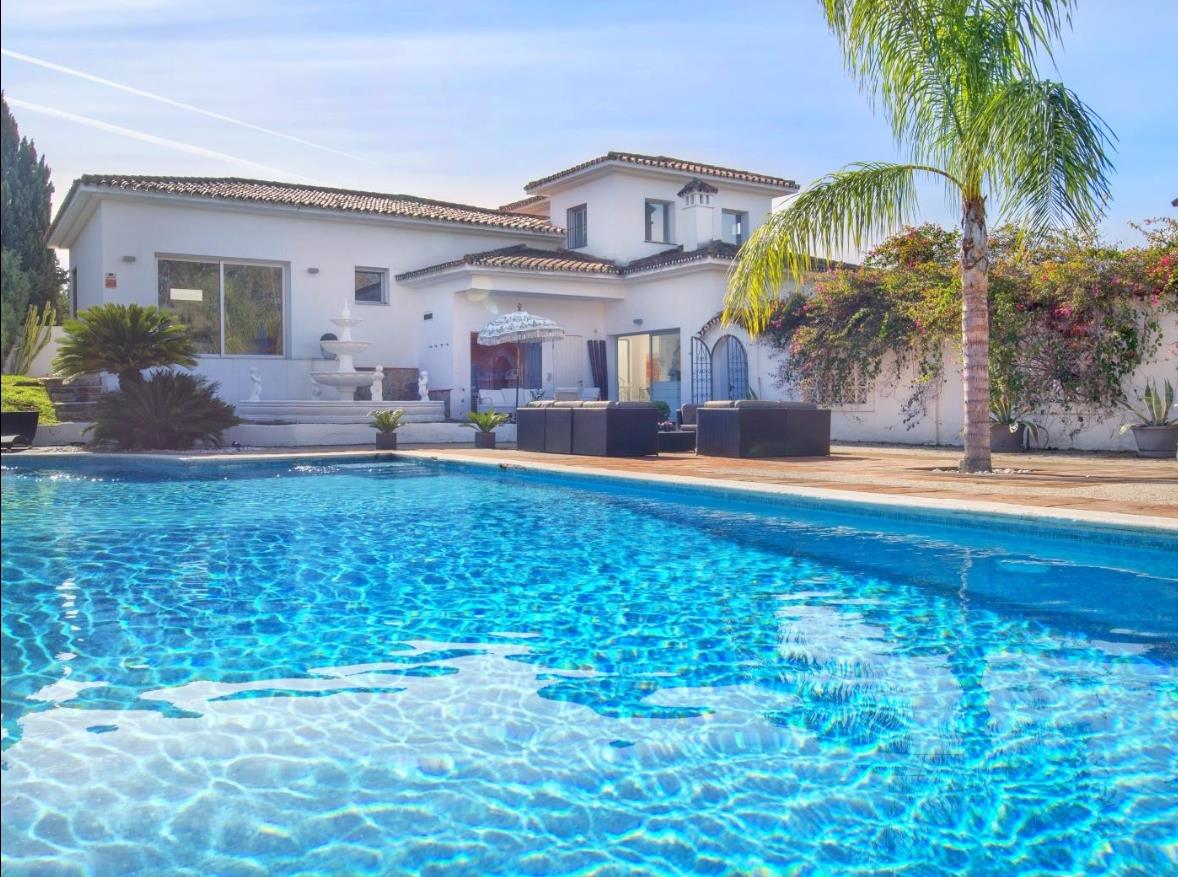 Pourquoi il est crucial de contacter avant de réserver une villa de vacances en Espagne