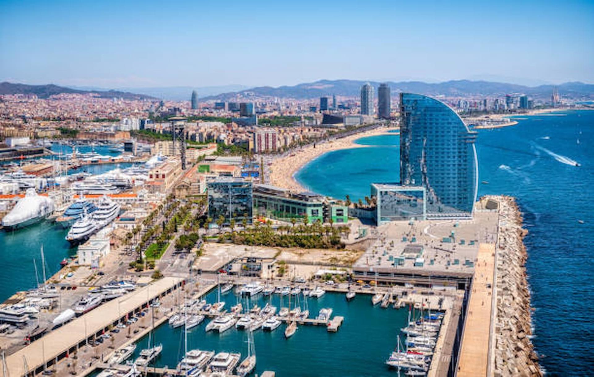 Pourquoi de plus en plus de voyageurs choisissent Sitges plutôt que Barcelone pour un séjour en villa